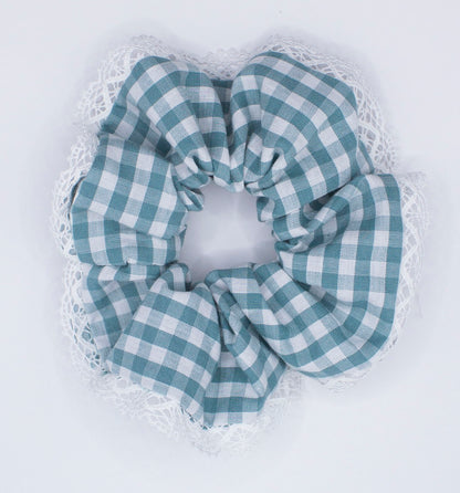 Chouchou vichy bleu ciel à dentelle